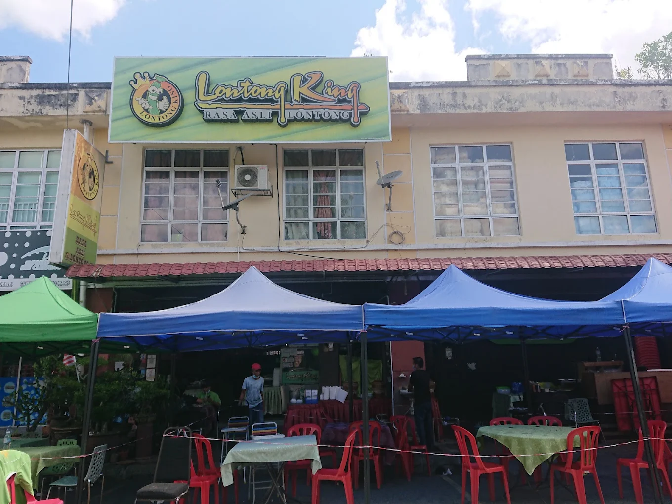 Meja dan suasana restoran